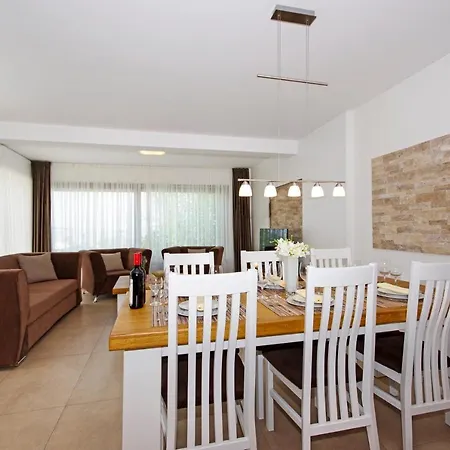 Vila Lucia Marea *