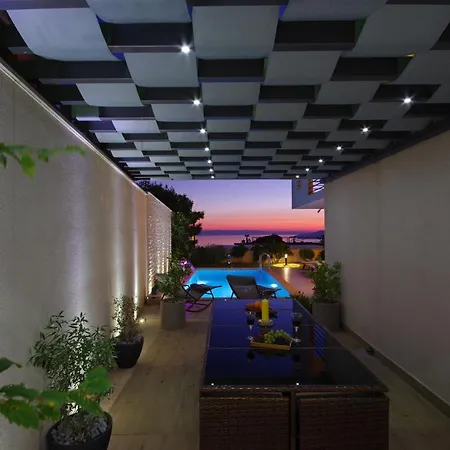 Vila Lucia Marea *