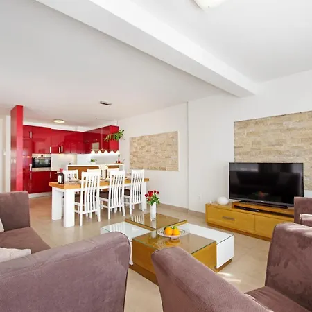 Lucia Marea Villa Makarska