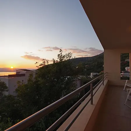 Vila Lucia Marea *